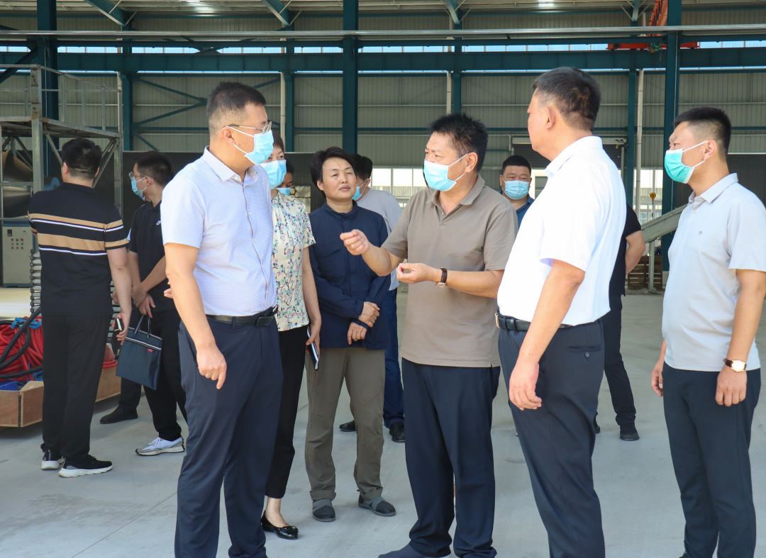 漯河市副市长周剑到河南颍川新材料股份有限公司调研(图2) 漯河市副市长周剑到河南颍川新材料股份有限公司调研(图2)