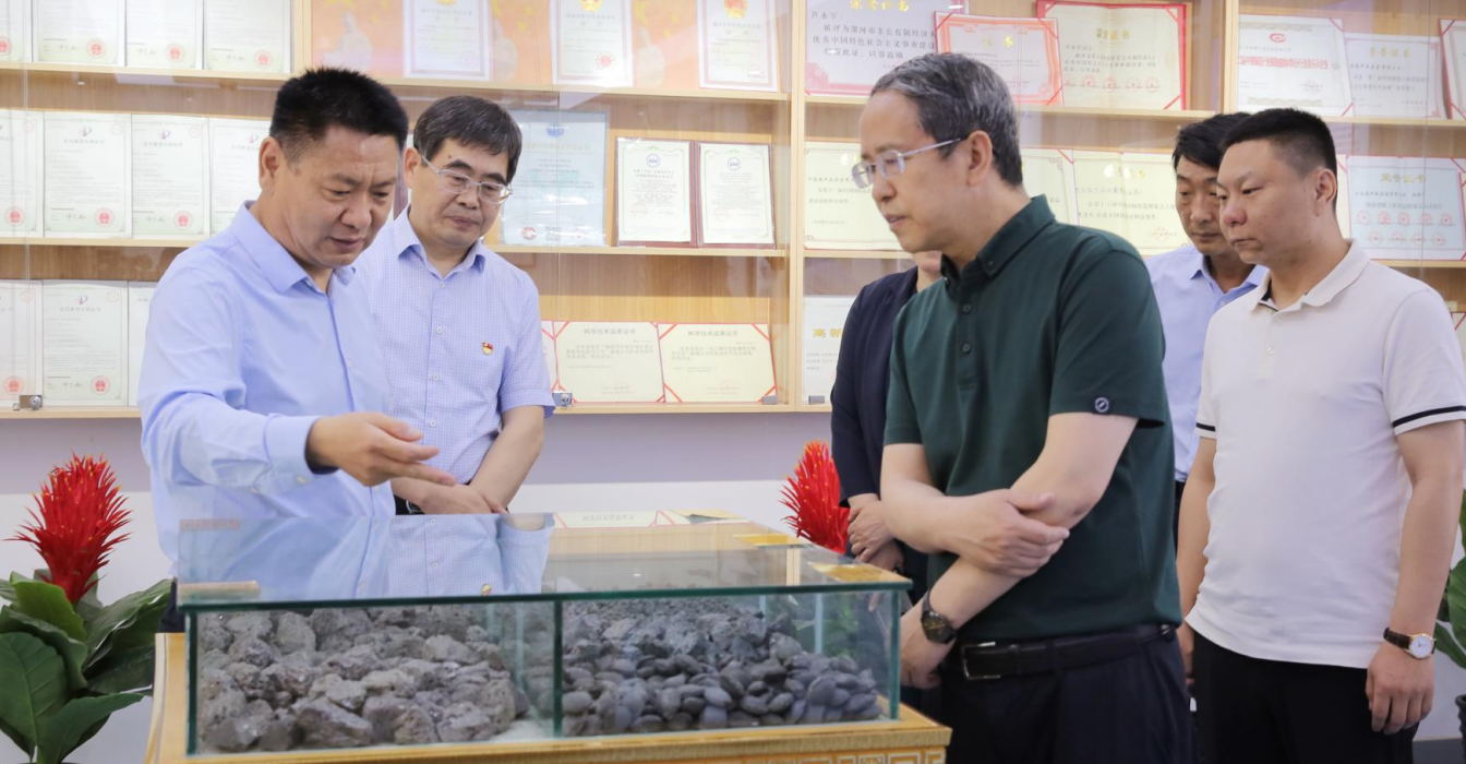 省总工会到我县开展“工会进万家”调研走访慰问活动(图3) 省总工会到我县开展“工会进万家”调研走访慰问活动(图3)