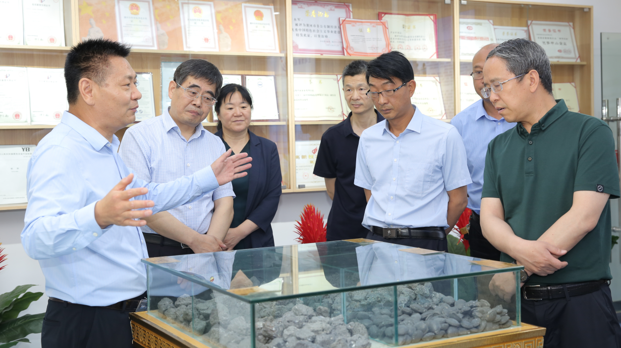 省总工会到我县开展“工会进万家”调研走访慰问活动(图4) 省总工会到我县开展“工会进万家”调研走访慰问活动(图4)