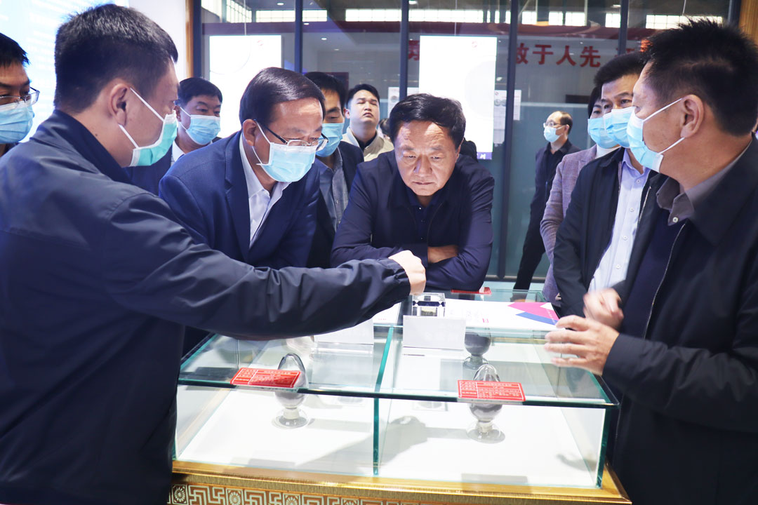 河南省委统战部副部长、省工商联党组书记曾垂瑞带领调研组莅临颍川新材料(图3) 河南省委统战部副部长、省工商联党组书记曾垂瑞带领调研组莅临颍川新材料(图3)