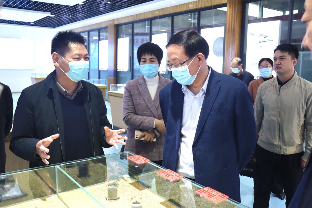 IMG_4836.jpg 河南省委统战部副部长、省工商联党组书记曾垂瑞带领调研组莅临颍川新材料(图4)
