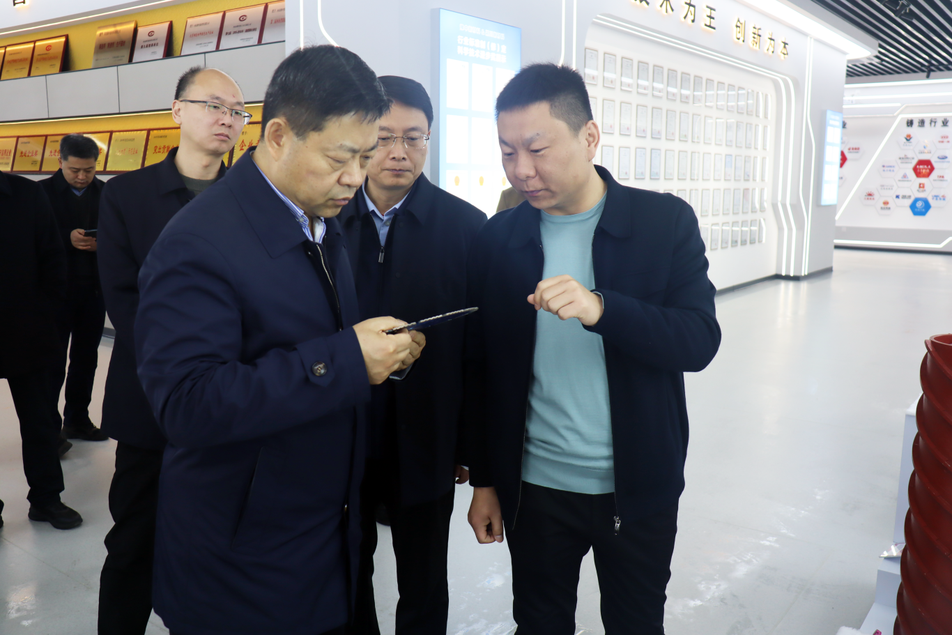 undefined 漯河市委副书记贾宏宇莅临颍川新材料调研(图4)